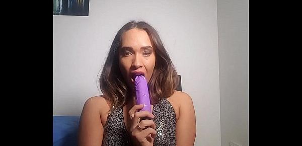  Culona Briana Banderas con coño depilado, vestido y tacones, se masturba con dildo